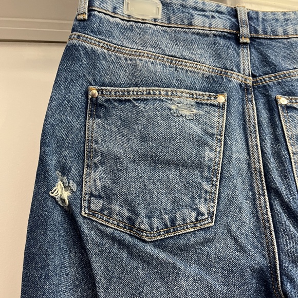 Zara  (4/36) distressed, cropped jeans with fishnet inserts (S). - Picture 5 of 16